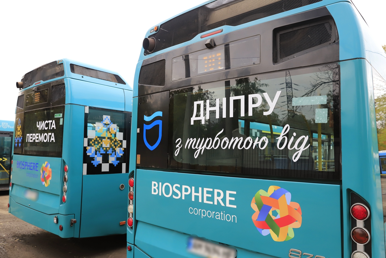 Філатов показав автобуси, які Дніпру передали підприємці